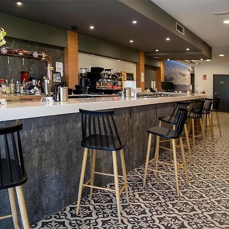 Hostal Restaurante Cuatro Caminos Cubillos del Sil Екстер'єр фото