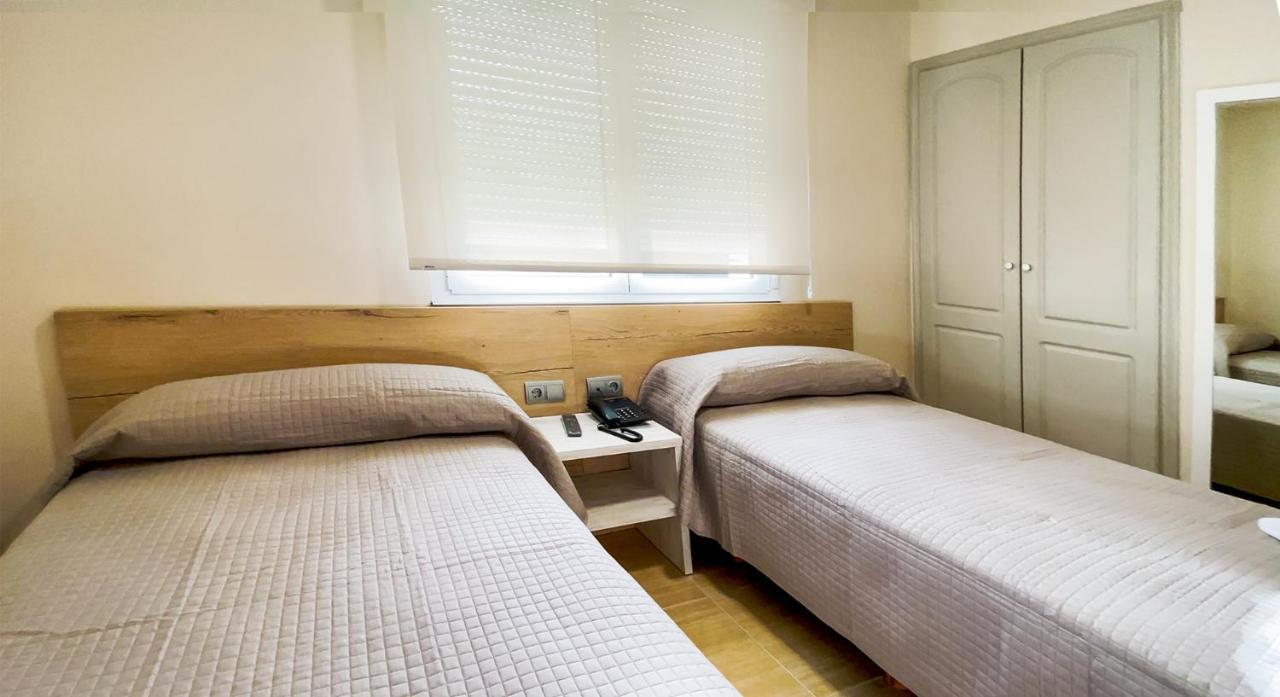 Hostal Restaurante Cuatro Caminos Cubillos del Sil Екстер'єр фото