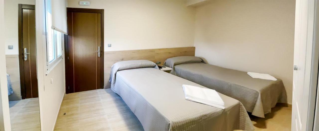 Hostal Restaurante Cuatro Caminos Cubillos del Sil Екстер'єр фото
