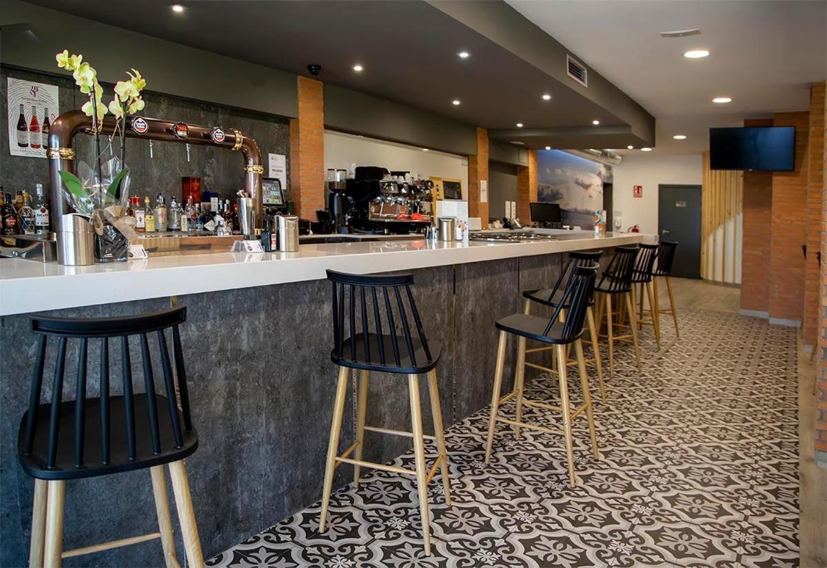 Hostal Restaurante Cuatro Caminos Cubillos del Sil Екстер'єр фото